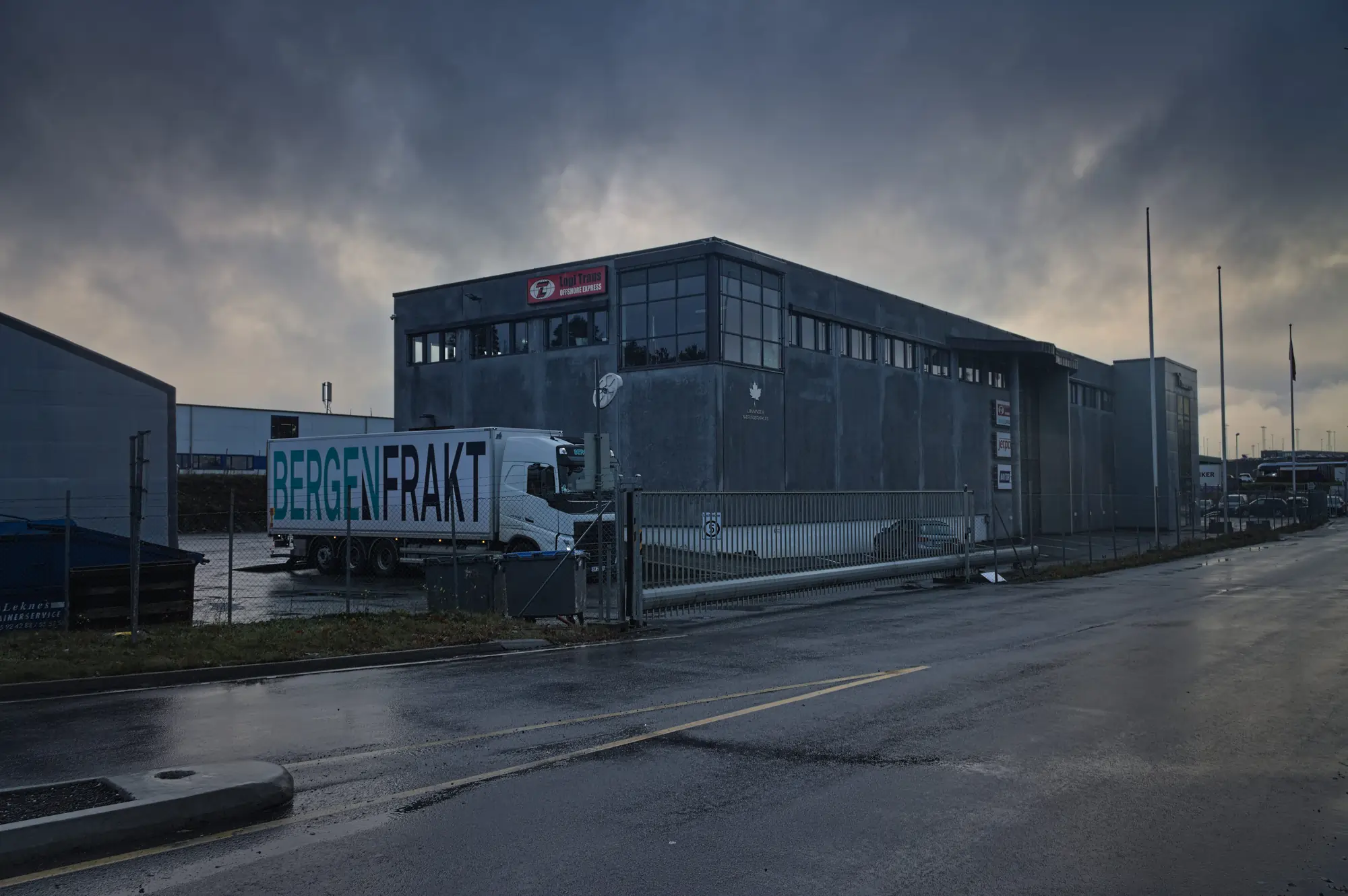Bergen Frakt semitrailer på veien