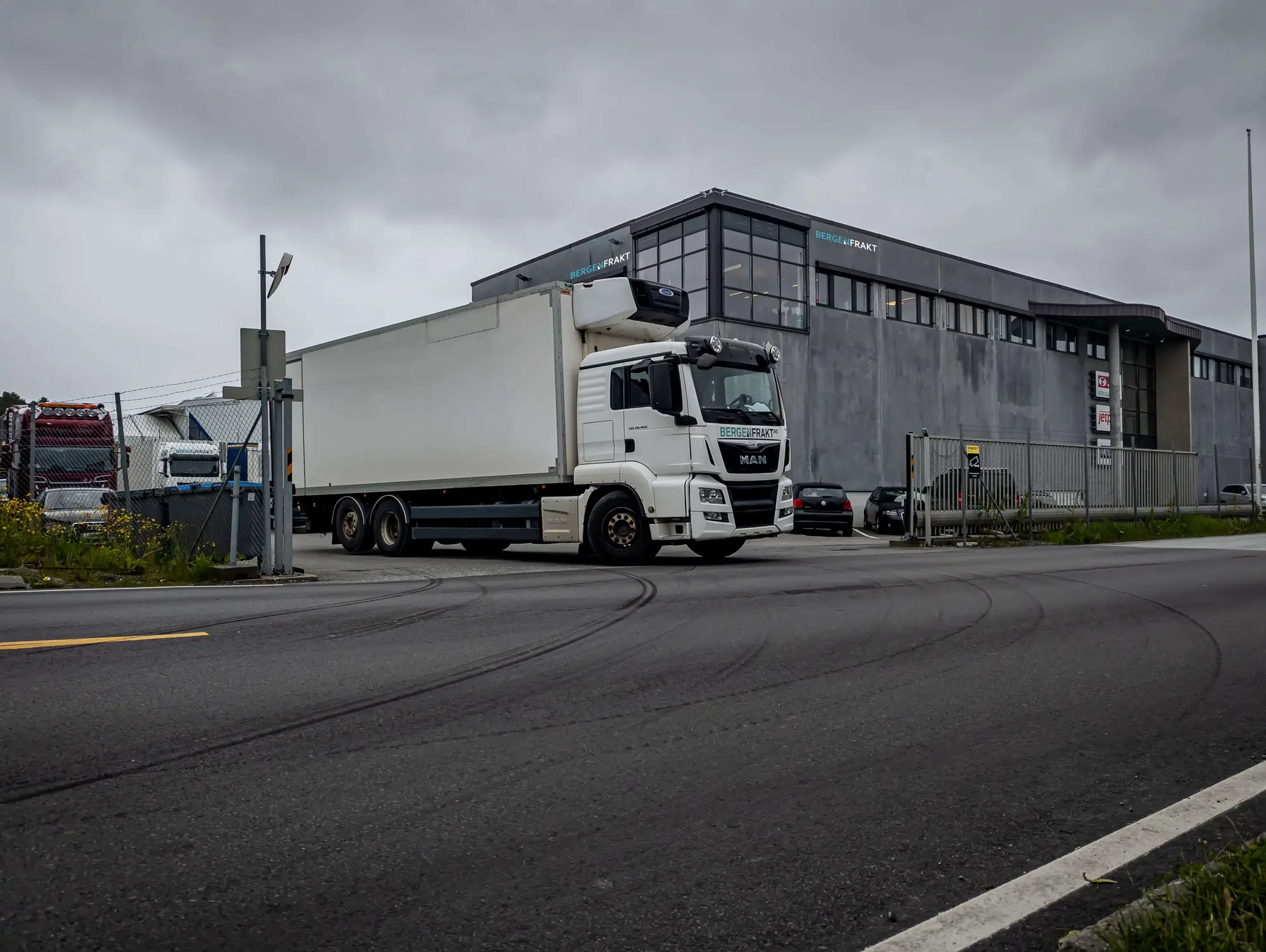 Bergen Frakt transportflåte parkert ved lagerbygning