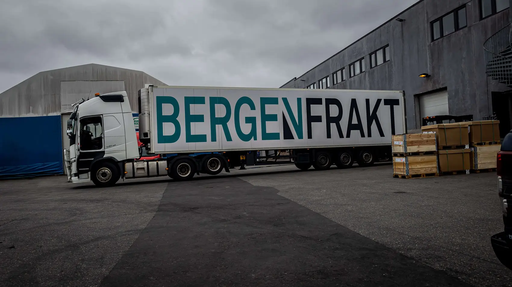 Bergen Frakt sjåfør laster cargo inn i lastebilen