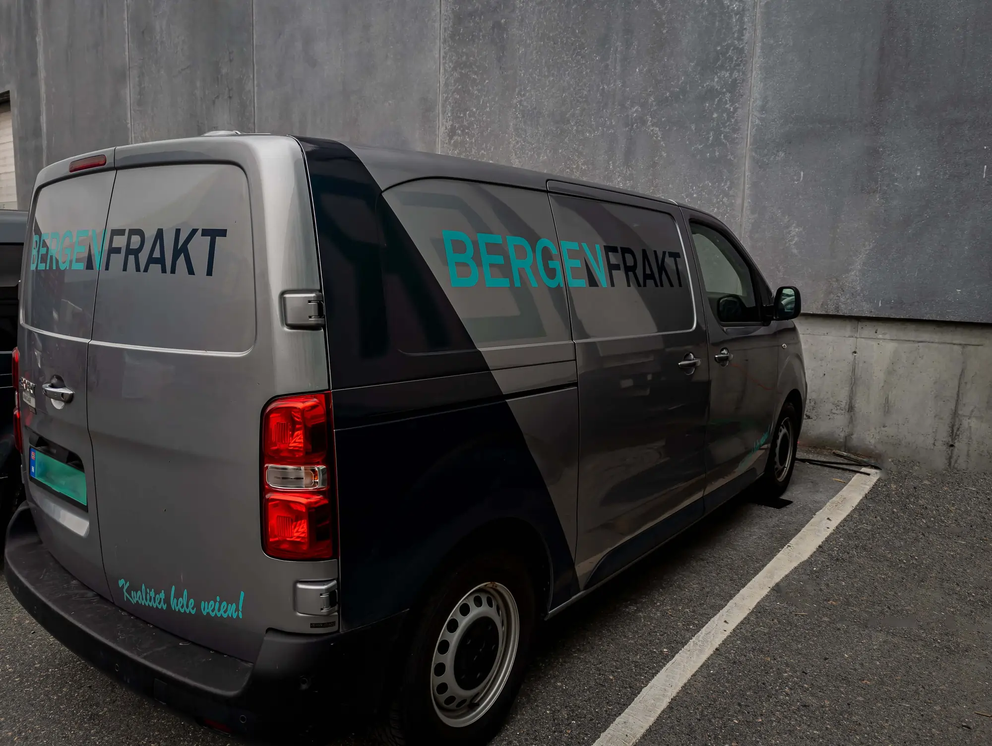 Bergen Frakt lastebil kjører gjennom Bergen sentrum